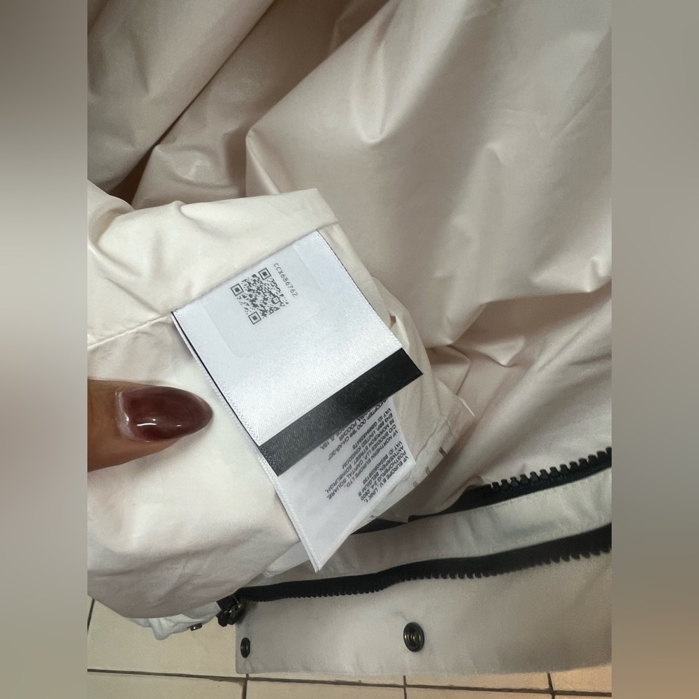 The North Face men’s Dryvent Mono Black and White Jacket - Picture 9 of 10